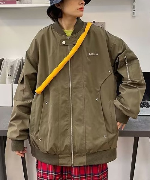 B.R.U（ブル）の「オーバーサイズアイレットMA-1/ミリタリージャケット（ブルゾン・レディース・ブラック/カーキ/ベージュ・FREE）」の15枚目の写真