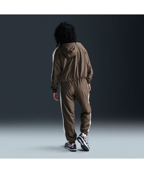 NIKE(ナイキ)の「ナイキ NIKE ナイキ NSW エッセンシャル UV ウーブン フーディ ジャケット(ジャージ・レディース・ブラウン・L/M)」の3枚目の写真