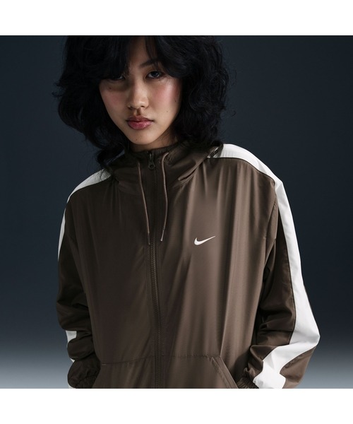 NIKE(ナイキ)の「ナイキ NIKE ナイキ NSW エッセンシャル UV ウーブン フーディ ジャケット(ジャージ・レディース・ブラウン・L/M)」の4枚目の写真