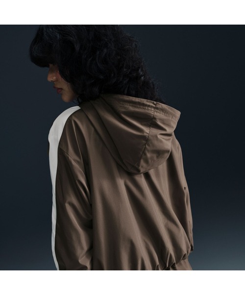 NIKE(ナイキ)の「ナイキ NIKE ナイキ NSW エッセンシャル UV ウーブン フーディ ジャケット(ジャージ・レディース・ブラウン・L/M)」の5枚目の写真