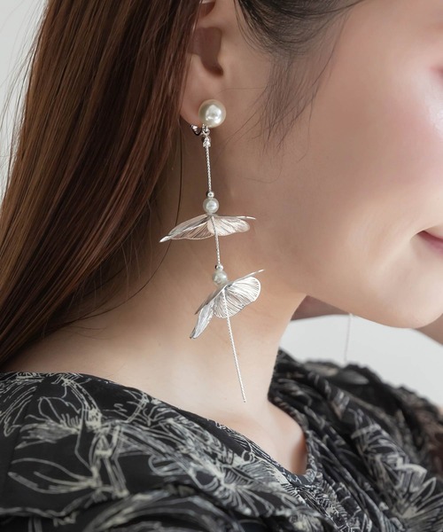 RANDA(ランダ)の「フラワーモチーフイヤリング(イヤリング・レディース・シルバー/ゴールド・FREE)」の1枚目の写真