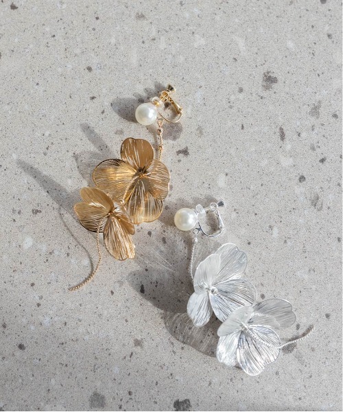 RANDA(ランダ)の「フラワーモチーフイヤリング(イヤリング・レディース・シルバー/ゴールド・FREE)」の3枚目の写真