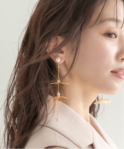 RANDA(ランダ)の「フラワーモチーフイヤリング(イヤリング・レディース・シルバー/ゴールド・FREE)」の4枚目の写真