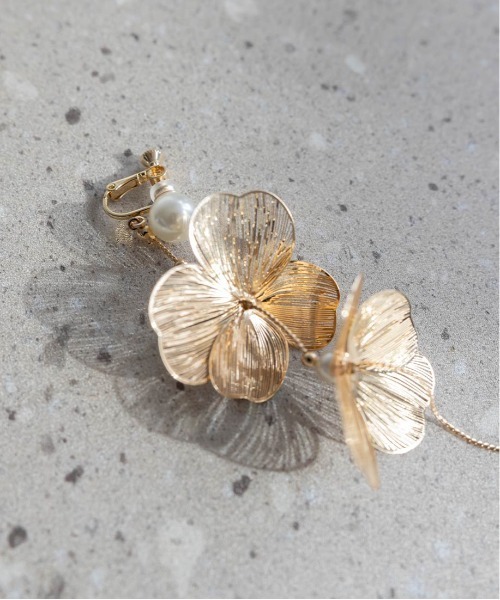 RANDA(ランダ)の「フラワーモチーフイヤリング(イヤリング・レディース・シルバー/ゴールド・FREE)」の5枚目の写真