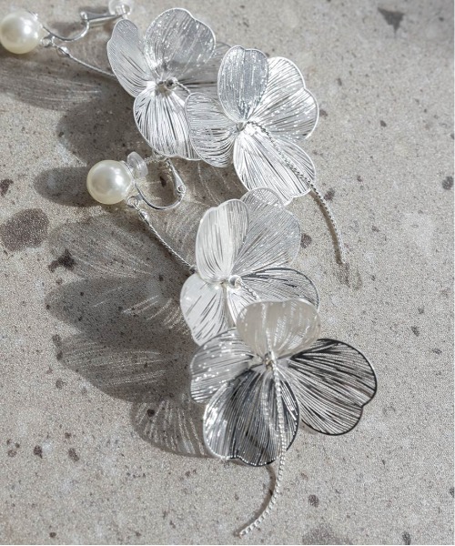 RANDA(ランダ)の「フラワーモチーフイヤリング(イヤリング・レディース・シルバー/ゴールド・FREE)」の7枚目の写真