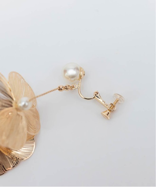 RANDA(ランダ)の「フラワーモチーフイヤリング(イヤリング・レディース・シルバー/ゴールド・FREE)」の8枚目の写真