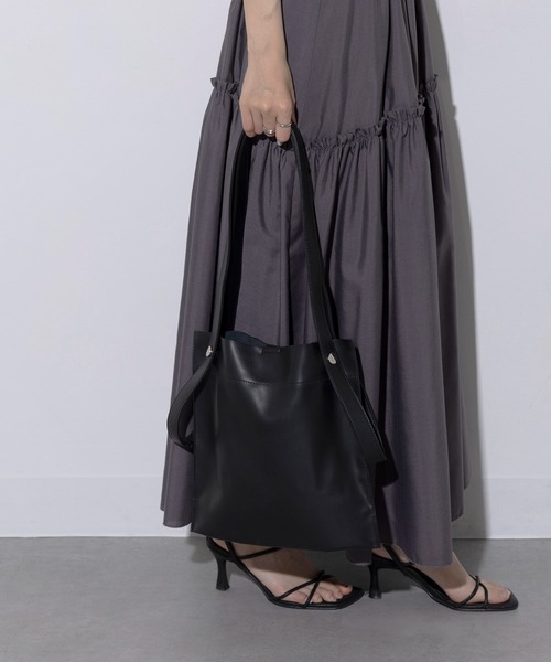 Beau're（ヴュレ）の「【BEAURE】カウレザー 2デザイン ハンドル 薄マチ トート B-22197 《ミニサイズ別注》（ハンドバッグ・レディース・マルチ/ブラック/グリーン/シルバー/ブラック系/バーガンディー/グレイッシュベージュ・FREE）」の11枚目の写真