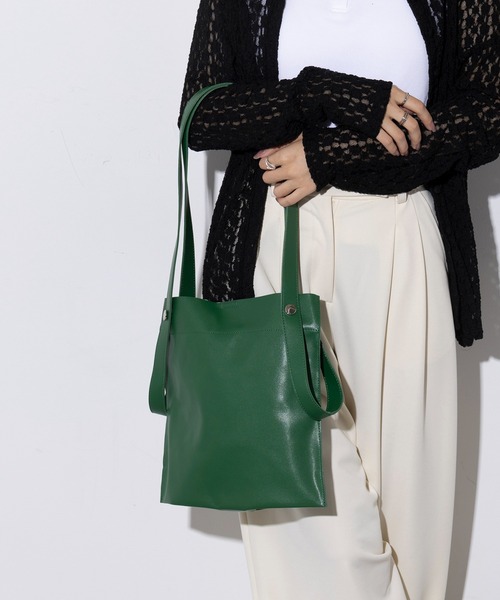 Beau're（ヴュレ）の「【BEAURE】カウレザー 2デザイン ハンドル 薄マチ トート B-22197 《ミニサイズ別注》（ハンドバッグ・レディース・マルチ/ブラック/グリーン/シルバー/ブラック系/バーガンディー/グレイッシュベージュ・FREE）」の19枚目の写真