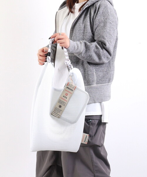 COOCO(クーコ)の「オリジナルテープハンドル×メッシュ素材マルシェ型ショルダーバッグ/A4対応(ショルダーバッグ・レディース・ホワイト/ブルー/グレー/ブラック・FREE)」の6枚目の写真