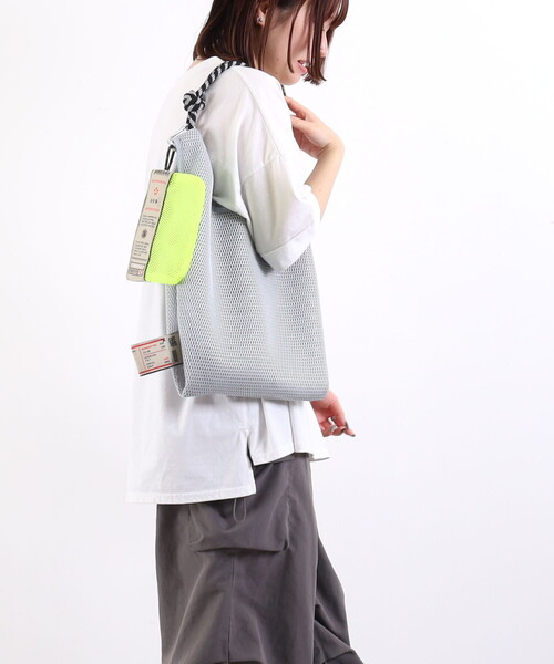 COOCO(クーコ)の「オリジナルテープハンドル×メッシュ素材マルシェ型ショルダーバッグ/A4対応(ショルダーバッグ・レディース・ホワイト/ブルー/グレー/ブラック・FREE)」の12枚目の写真