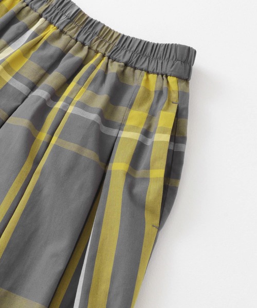 URBAN RESEARCH Sonny Label（アーバンリサーチサニーレーベル）の「『WEB限定/一部店舗展開』サマーチェックタックスカート（スカート・レディース・グレー/ブルー/ブラック・36/38）」の13枚目の写真