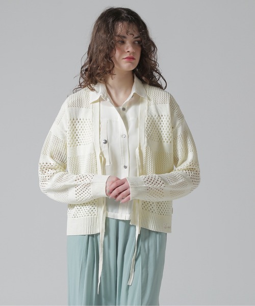 AVIREX(アヴィレックス)の「《直営店限定》MACRAME RIBBON KNIT CARDIGAN/マクラメリボンニットカーディガン(カーディガン/ボレロ・レディース・ブラック/オフホワイト/ブラウン・F)」の4枚目の写真