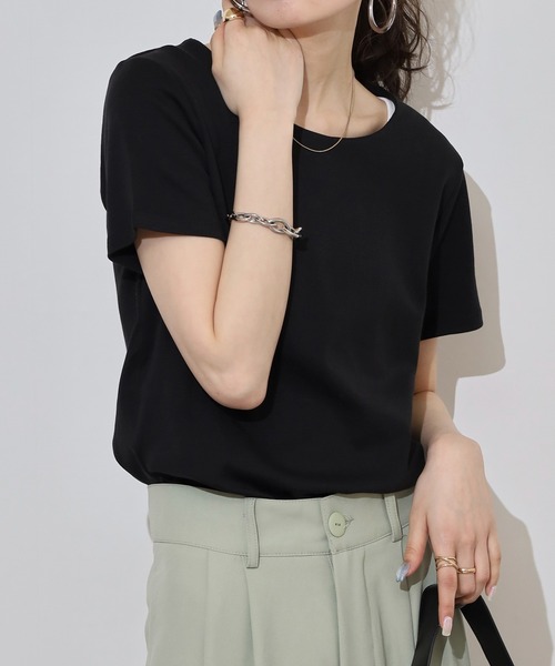 atONE(アットワン)の「UネックコンパクトコットンTシャツ(Tシャツ/カットソー・レディース・カーキ/グレイッシュベージュ/ブラック/オフホワイト・LL/M/L/4L/3L)」の21枚目の写真