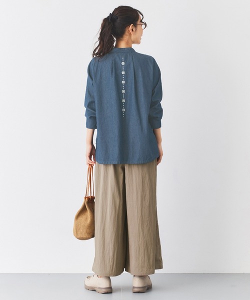 and myera(アンド マイラ)の「and myera アンティークデニムブラウス(シャツ/ブラウス・レディース・ネイビー・M/LL/L/S)」の7枚目の写真
