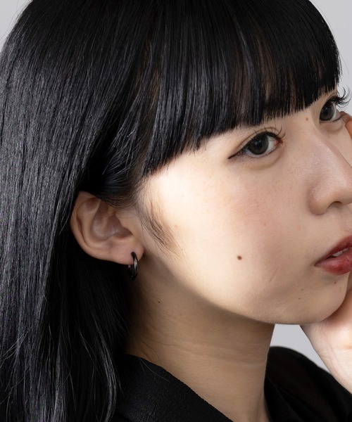 MAISON BREEZE(メゾンブリーズ)の「【MAISON BREEZE】ピアス ステンレス 細幅 丸甲 直径1.6cm ミニ シンプル ワンタッチ フープピアス OSWY(ピアス(両耳用)・レディース・ブラック/シルバー/ゴールド・FREE)」の11枚目の写真