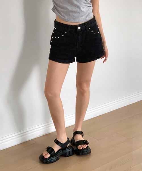 by muni:r(バイ ムニール)の「スタッズショートパンツ/2025 SS COLLECTION(チノパンツ・レディース・ホワイト/ブラック・SMALL/MEDIUM)」の2枚目の写真