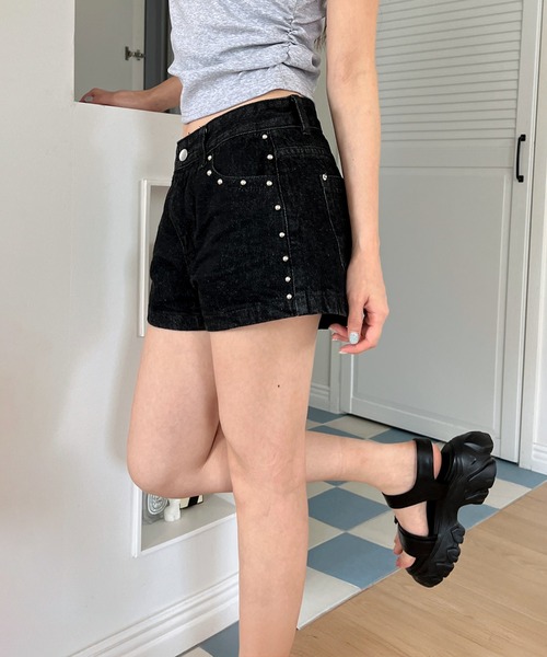 by muni:r(バイ ムニール)の「スタッズショートパンツ/2025 SS COLLECTION(チノパンツ・レディース・ホワイト/ブラック・SMALL/MEDIUM)」の6枚目の写真
