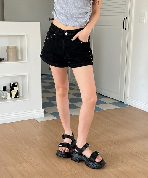 by muni:r(バイ ムニール)の「スタッズショートパンツ/2025 SS COLLECTION(チノパンツ・レディース・ホワイト/ブラック・SMALL/MEDIUM)」の5枚目の写真