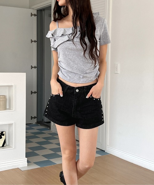 by muni:r(バイ ムニール)の「スタッズショートパンツ/2025 SS COLLECTION(チノパンツ・レディース・ホワイト/ブラック・SMALL/MEDIUM)」の4枚目の写真