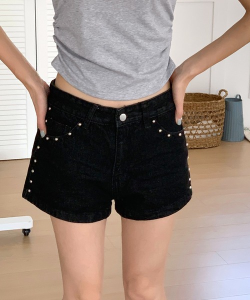 by muni:r(バイ ムニール)の「スタッズショートパンツ/2025 SS COLLECTION(チノパンツ・レディース・ホワイト/ブラック・SMALL/MEDIUM)」の3枚目の写真