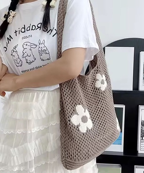 ammy.（エイミードット）の「【 ammy. / エイミードット 】 編み込み フラワー ニット バッグ（ショルダーバッグ・レディース・ブラック/ブラウン/レッド/アイボリー・FREE）」の3枚目の写真