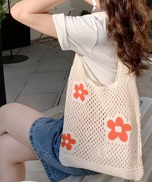 ammy.（エイミードット）の「【 ammy. / エイミードット 】 編み込み フラワー ニット バッグ（ショルダーバッグ・レディース・ブラック/ブラウン/レッド/アイボリー・FREE）」の2枚目の写真