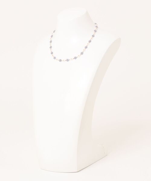 VIBGYOR（ヴィブジョー）の「【belleneige】フラワービーズネックレス(MA)（ネックレス・レディース・ホワイト/ブルー/パープル・FREE）」の4枚目の写真