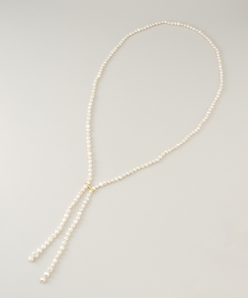 Spick & Span（スピックアンドスパン）の「EO / イオ PEARL 別注LONG NECKLACE（ネックレス・レディース・ホワイト・FREE）」の2枚目の写真