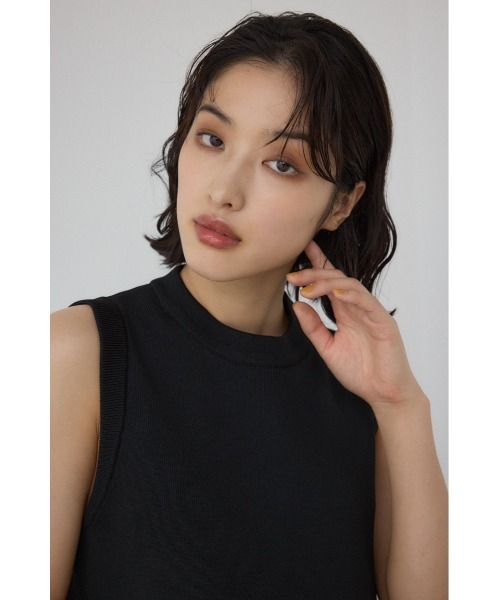 PLUS（プラス）の「【PLUS】イレヘムドレープニットベスト（ベスト・レディース・ブラック/ブラック系その他/グレー系その他・SMALL/MEDIUM）」の4枚目の写真