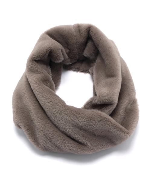 one after another NICE CLAUP（ワンアフターアナザーナイスクラップ）の「【ナイスクラップ】フェイクファースヌード（ストール/ショール・レディース・オフホワイト/ブラック/グレイッシュベージュ・FREE）」の3枚目の写真