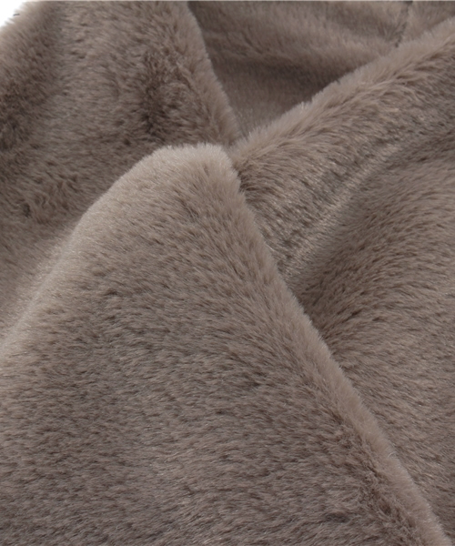 one after another NICE CLAUP（ワンアフターアナザーナイスクラップ）の「【ナイスクラップ】フェイクファースヌード（ストール/ショール・レディース・オフホワイト/ブラック/グレイッシュベージュ・FREE）」の5枚目の写真