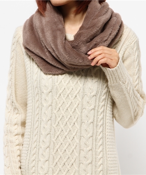 one after another NICE CLAUP（ワンアフターアナザーナイスクラップ）の「【ナイスクラップ】フェイクファースヌード（ストール/ショール・レディース・オフホワイト/ブラック/グレイッシュベージュ・FREE）」の6枚目の写真