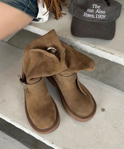 ベージュ スエード エンジニアブーツ バックル付き ベージュ スエード エンジニアブーツ バックル付き ベージュ スエード