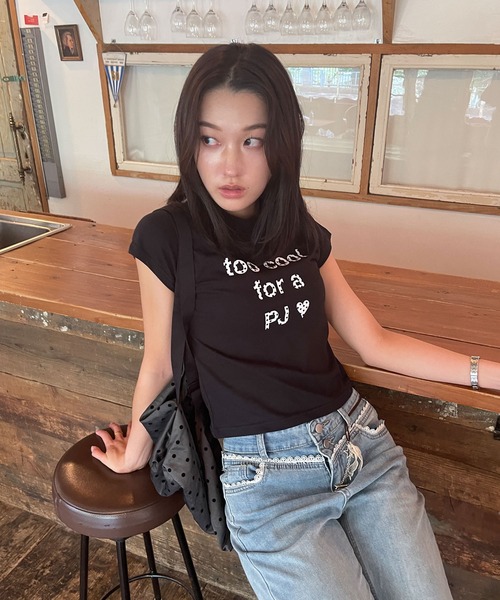 UNE MANSION(ユヌマンション)の「【UNE MADE】タイトクロップドロゴTシャツ(Tシャツ/カットソー・レディース・ホワイト/ブラック・FREE)」の4枚目の写真
