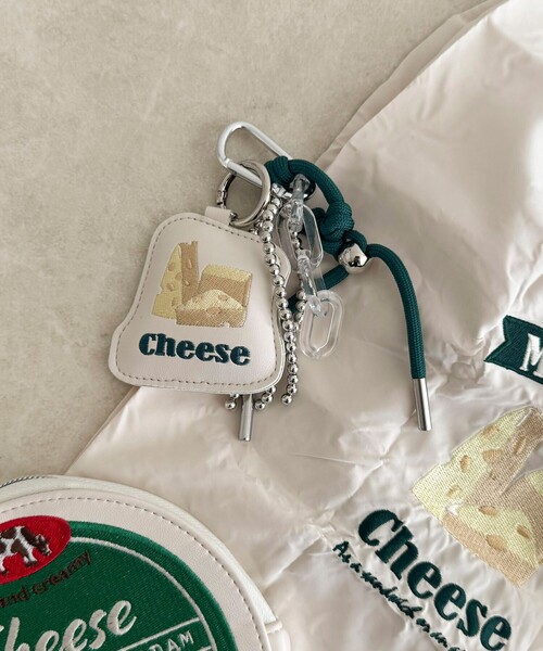 fredy emue（フレディエミュ）の「ダイカット刺しゅうチャーム（チャーム・レディース・マスタード/レッド系その他/グリーン系その他4・FREE）」の2枚目の写真