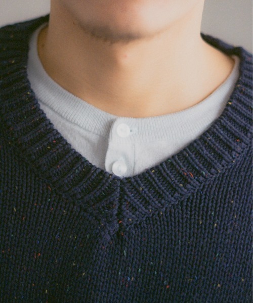 INTER FACTORY（インターファクトリー）の「2/9号室（かおこ&ひろと） - V-neck cotton nep knit / Vネックコットンネップニット（ニット/セーター・メンズ・ネイビー/アイボリー・MEDIUM/LARGE）」の22枚目の写真