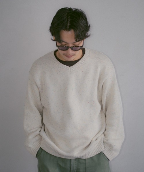 INTER FACTORY（インターファクトリー）の「2/9号室（かおこ&ひろと） - V-neck cotton nep knit / Vネックコットンネップニット（ニット/セーター・メンズ・ネイビー/アイボリー・MEDIUM/LARGE）」の8枚目の写真