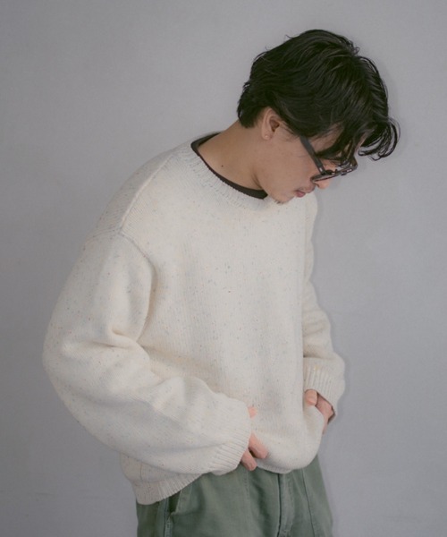 INTER FACTORY（インターファクトリー）の「2/9号室（かおこ&ひろと） - V-neck cotton nep knit / Vネックコットンネップニット（ニット/セーター・メンズ・ネイビー/アイボリー・MEDIUM/LARGE）」の4枚目の写真