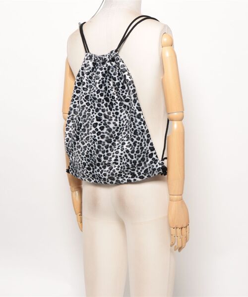 an meets zakka(アンミツザッカ)の「an meets zakka ベロアレオパードナップサック(バックパック/リュック・レディース・ベージュ/ホワイト・ONESIZE)」の5枚目の写真