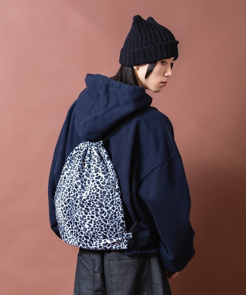 an meets zakka(アンミツザッカ)の「an meets zakka ベロアレオパードナップサック(バックパック/リュック・レディース・ベージュ/ホワイト・ONESIZE)」の1枚目の写真