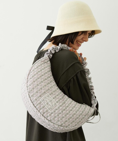 MILKFED.(ミルクフェド)の「STRIPED FLOWER QUILTED SHOULDER BAG(ショルダーバッグ・レディース・グレー/オフホワイト・ONE SIZE)」の1枚目の写真
