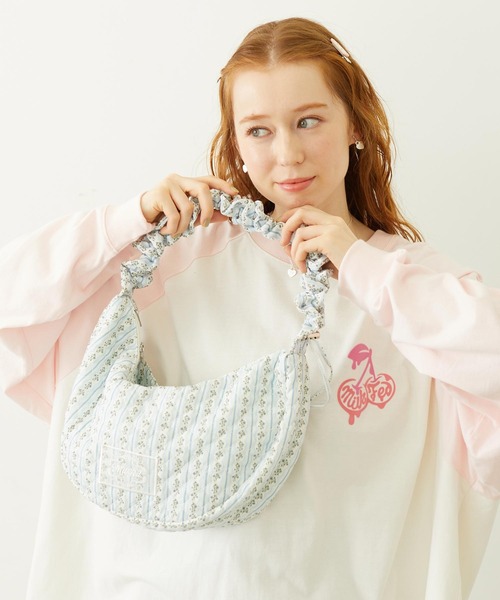 MILKFED.(ミルクフェド)の「STRIPED FLOWER QUILTED SHOULDER BAG(ショルダーバッグ・レディース・グレー/オフホワイト・ONE SIZE)」の2枚目の写真