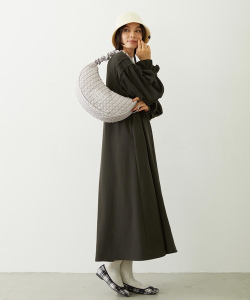 MILKFED.(ミルクフェド)の「STRIPED FLOWER QUILTED SHOULDER BAG(ショルダーバッグ・レディース・グレー/オフホワイト・ONE SIZE)」の6枚目の写真
