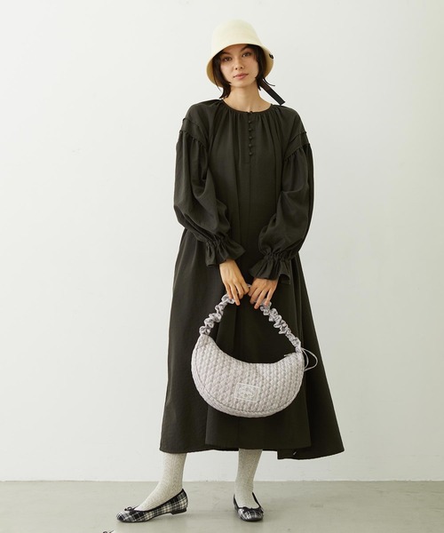 MILKFED.(ミルクフェド)の「STRIPED FLOWER QUILTED SHOULDER BAG(ショルダーバッグ・レディース・グレー/オフホワイト・ONE SIZE)」の7枚目の写真