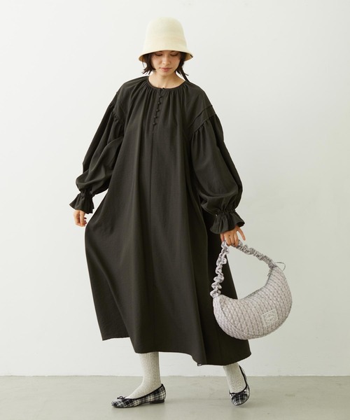 MILKFED.(ミルクフェド)の「STRIPED FLOWER QUILTED SHOULDER BAG(ショルダーバッグ・レディース・グレー/オフホワイト・ONE SIZE)」の8枚目の写真