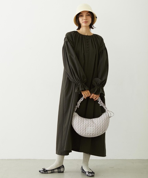 MILKFED.(ミルクフェド)の「STRIPED FLOWER QUILTED SHOULDER BAG(ショルダーバッグ・レディース・グレー/オフホワイト・ONE SIZE)」の9枚目の写真