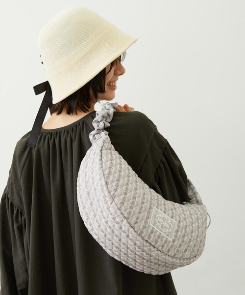 MILKFED.(ミルクフェド)の「STRIPED FLOWER QUILTED SHOULDER BAG(ショルダーバッグ・レディース・グレー/オフホワイト・ONE SIZE)」の3枚目の写真
