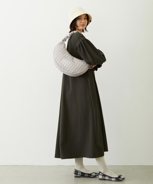 MILKFED.(ミルクフェド)の「STRIPED FLOWER QUILTED SHOULDER BAG(ショルダーバッグ・レディース・グレー/オフホワイト・ONE SIZE)」の10枚目の写真