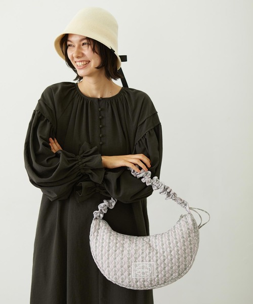 MILKFED.(ミルクフェド)の「STRIPED FLOWER QUILTED SHOULDER BAG(ショルダーバッグ・レディース・グレー/オフホワイト・ONE SIZE)」の4枚目の写真
