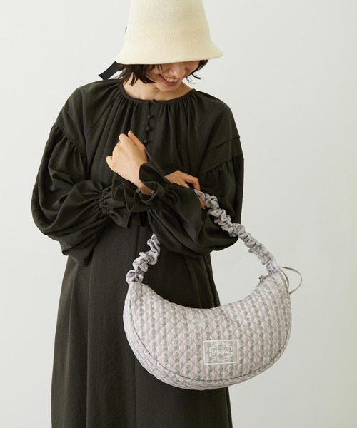 MILKFED.(ミルクフェド)の「STRIPED FLOWER QUILTED SHOULDER BAG(ショルダーバッグ・レディース・グレー/オフホワイト・ONE SIZE)」の5枚目の写真